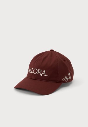 Casquette de baseball rouge foncé avec texte blanc brodé "ALLORA..." sur le devant et "Hugo" avec deux petites fleurs sur le côté.