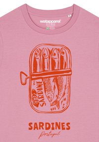 Rosa Baumwoll-T-Shirt mit einem orangefarbenen Grafikdruck einer Sardinendose, auf der Fischillustrationen abgebildet sind, und dem Text "SARDINEN Portugal" darunter.