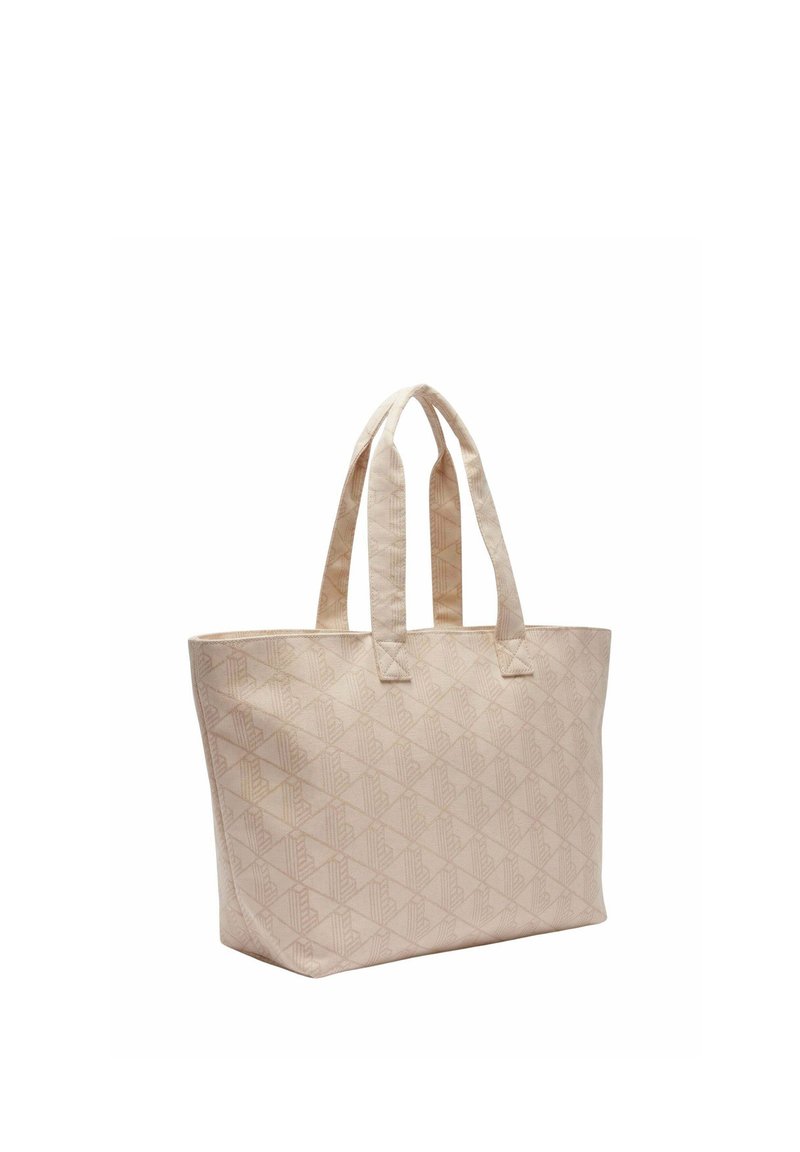 Beige Tragetasche mit doppelten Griffen, mit dezentem Diamant- und Buchstabenmuster auf dem Stoff, vor weißem Hintergrund dargestellt.