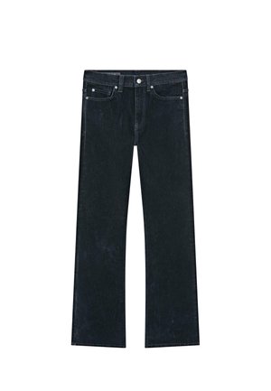 Donkere denim wide-leg jeans met standaard ontwerp van vijf zakken, zilverkleurige hardware en stikdetails. Heeft een licht verweerde textuur.