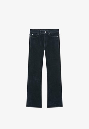 Mörka vida jeans i denim med standarddesign med fem fickor, silvriga metalldetaljer och sömmar. Har en lätt slitning för en distressed look.