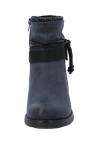 Enkelboot in donkerblauw faux leer met een ronde neus, decoratieve zwarte band, gevlochten accent en een ritssluiting aan de zijkant. Rubberen zool.