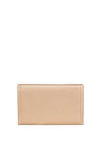 Beige lederen portemonnee met een gladde textuur, rechthoekige vorm en zichtbare stiksels. Er is geen extra hardware of patronen aanwezig.