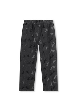 Donkergrijze broek met elastische tailleband met een patroon van kleine, verspreide dierensilhouetten in zwart en lichter grijs.