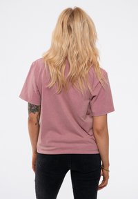 Short-sleeve, relaxed-fit t-shirt in dusty rose color, made of soft cotton. Features a round neckline and plain back design.