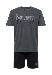 Grijze katoenen t-shirt met een zwarte logo-print en korte zwarte shorts. Eenvoudig ontwerp, ronde hals en een relaxte pasvorm. Geen extra patronen.