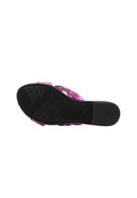 Lyserød metalisk slide-sandal med et glat overdeldesign, sort struktureret sål og robuste stropper. Størrelse angivet som 38 på sålen.