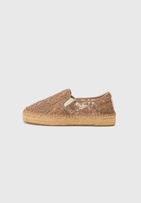 Bruine kanten espadrilles met een platte juten zool, voorzien van een elastische zijkant en een klein logo label. Fijne bloemenpatronen op de bovenkant.