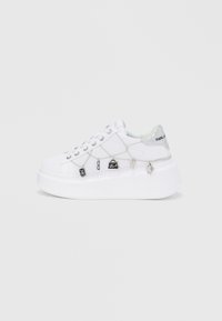 Λευκά sneakers πλατφόρμας με υφή, που διαθέτουν ασημί λεπτομέρειες, διακοσμητικά γούρια και ραφές στις πλευρές.