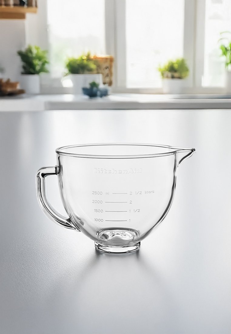 Przezroczysta szklana miarka z uchwytem, oznaczona pomiarami objętości do 2500 ml, z wylewką do nalewania.