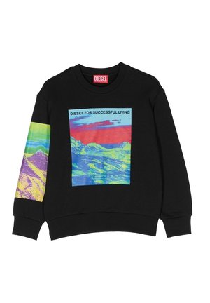 Felpa nera con una grande grafica colorata di una montagna sul davanti e un motivo a gradiente multicolore sulla manica.
