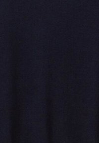 Dunkelblaues T-Shirt aus weicher Baumwolle, mit einfarbigem Design und glatter Textur, kurzen Ärmeln und einem lässigeren Schnitt.
