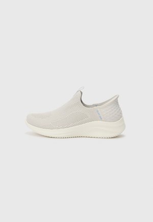 Baskets slip-on gris clair avec un dessus en tricot texturé et une semelle rembourrée. Présente un accent bleu clair près du talon et un design flexible.