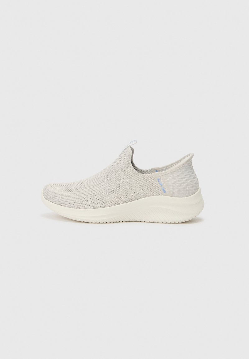 Baskets slip-on gris clair avec un dessus en tricot texturé et une semelle rembourrée. Présente un accent bleu clair près du talon et un design flexible.