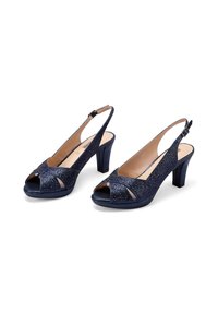 Zapatos de tacón slingback azul marino con punta abierta, parte superior texturizada, tiras entrelazadas y un tacón grueso. Presentan un cierre con hebilla.