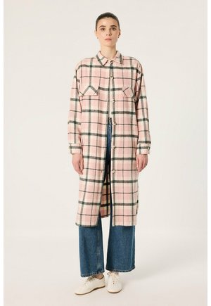 Touché Privé, ODUNCU ŞARDONLU MAXI-SIZE SHIRT - Chemisier - baby pink