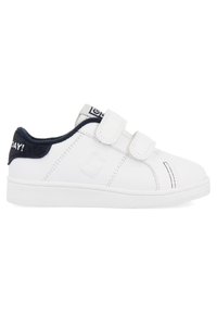 Zapatilla de cuero blanco con tiras de Velcro, acento de ante azul marino en el talón y suela de goma blanca texturizada con sutiles detalles de costura.