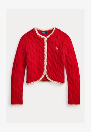 Κόκκινη ζακέτα με πλέξη καλτσοδέτας, λευκές λεπτομέρειες, κούμπωμα με κουμπιά, μακριά μανίκια και μικρό κεντητό λογότυπο στο αριστερό στήθος.
