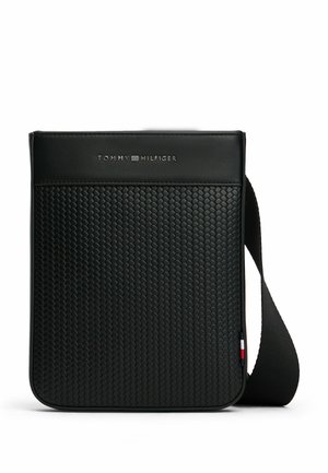 Czarna torebka typu crossbody, pleciona tekstura z przodu, gładka skóra na górze, wytłoczone logo na środku, regulowany pasek z akcentem w trzech kolorach.