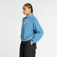 Pulover din fleece de culoare albastru deschis, cu guler cu fermoar pe un sfert, având o margine albă și logo-ul New Balance pe piept. Textură moale.