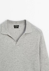 Grijze pullover trui met een kraag, gemaakt van een gestructureerde stof, met een V-vormige opening en lange mouwen.