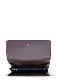 Portafoglio in pelle marrone con chiusura a scatto, molteplici scomparti per carte, un compartimento con zip e una fodera blu navy con un motivo discreto.