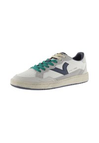 Sneaker bianchi e grigie con lacci turchesi e beige, suola testurizzata, un accento blu navy e perforazioni nell'area delle dita per la traspirabilità.