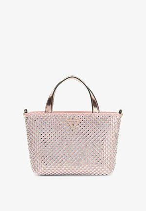 Sac cabas tissé rose avec de petites clous irisés, des poignées en or rose et une plaque triangulaire du logo Guess au centre avant.
