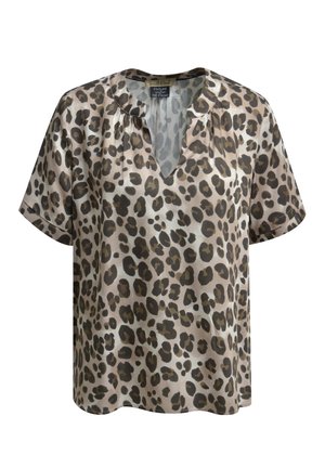 Kurzärmlige Bluse aus beigem Satin mit einem Leopardenmuster. Sie hat einen V-Ausschnitt und sanfte Falten nahe den Schultern.