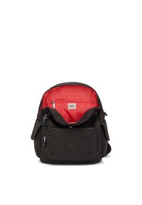 Zaino in tessuto marrone scuro con interno rosso, multiple tasche, una tasca frontale e un logo rotondo sulla parte anteriore. Spallaccio regolabile.