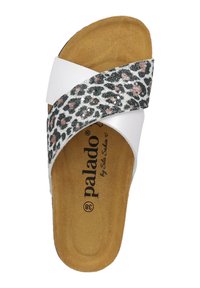 Sandalia tipo chancla con parte superior sintética blanca, que presenta una correa con estampado de leopardo y destellos plateados, plantilla suave marrón y un detalle del logo.