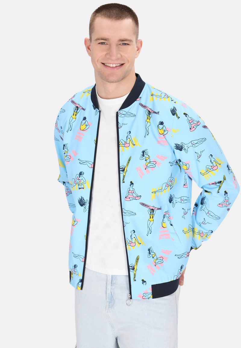 Giacca bomber azzurro chiaro con illustrazioni colorate a tema spiaggia, profili neri e chiusura con zip. Texture morbida con una vestibilità comoda.