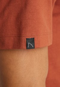 CHASIN' BASIC  AUTECH - Camiseta estampada - red