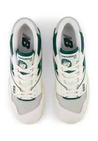 Sneaker New Balance 550 bianco e verde con parte superiore in rete e suede, linguetta imbottita e suole testurizzate con dettagli di branding.