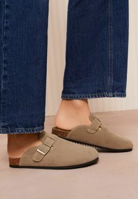 Friends Like These REGULAR FIT - BUCKLE COMFORT  FIT - Klumpák - neutral