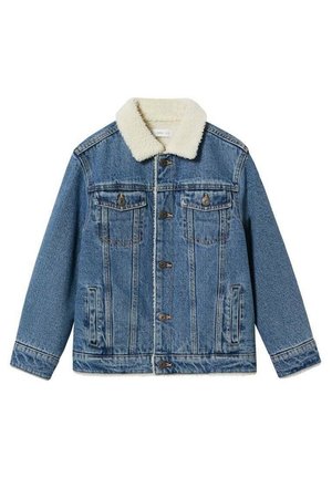 Veste en jean bleue avec col sherpa blanc, fermeture à boutons, deux poches poitrine à rabats et deux poches latérales pour les mains.