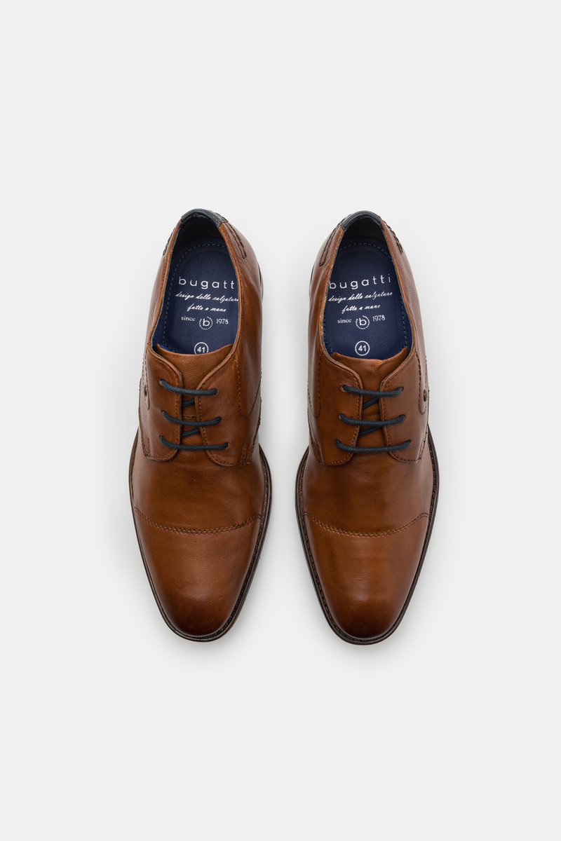 Zapatos de vestir de cuero marrón con una superficie lisa, punta afilada y cordones finos. Presentan un forro interior azul marino y costuras decorativas.