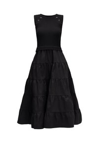 Czarna sukienka z prążkowanym topem i guzikami na ramionach oraz falbaniastą spódnicą wykonaną z gładkiego materiału. Projekt jest do kolan z dopasowanym korpusem.
