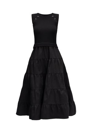 Czarna sukienka z prążkowanym topem i guzikami na ramionach oraz falbaniastą spódnicą wykonaną z gładkiego materiału. Projekt jest do kolan z dopasowanym korpusem.
