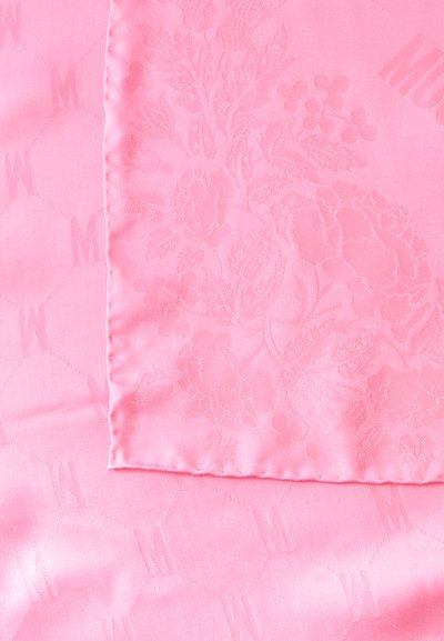 Tissu en soie rose clair avec motif jacquard floral en haut et motif hexagonal avec la lettre M en bas.