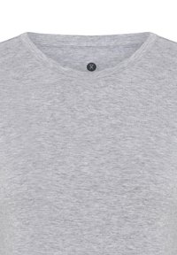Lysegrå t-shirt lavet af blødt materiale, med runde halsudskæring og et lille sort logo i midten. Glat tekstur og afslappet design.