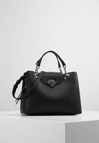 Bolso de cuero negro con acabado texturizado, doble asa superior, correa de hombro ajustable y un adorno de logo en tono plateado en el frente.