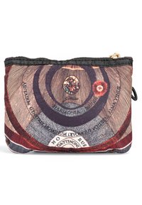 Borsa realizzata in tessuto con un design circolare colorato che include elementi testuali, tonalità crema e scure, cerniera nera e dettagli in oro.