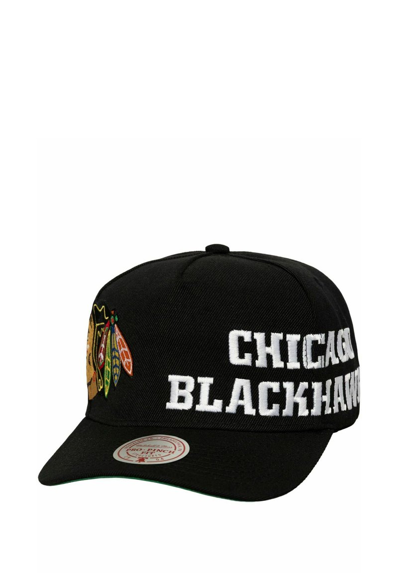 Schwarze Kappe mit flachem Schirm, mit gesticktem "CHICAGO BLACKHAWKS"-Text in Weiß und einem farbigen Logo auf der linken Seite.