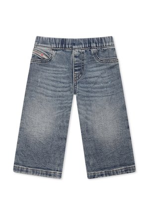 Bermuda in denim blu chiaro con cintura elastica, dotata di due tasche frontali e una texture leggermente sbiadita.