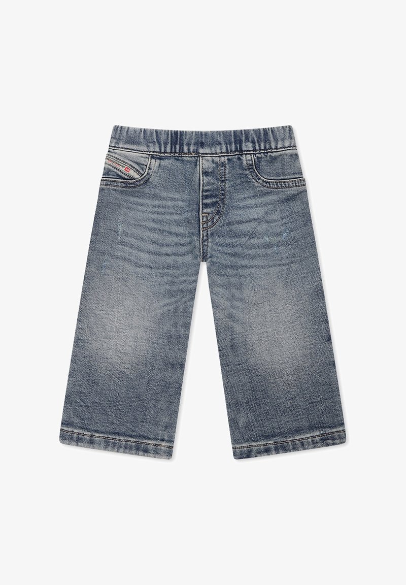 Bermuda in denim blu chiaro con cintura elastica, dotata di due tasche frontali e una texture leggermente sbiadita.