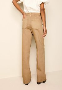 Next WIDE  - Alt laienevad teksad - tan brown