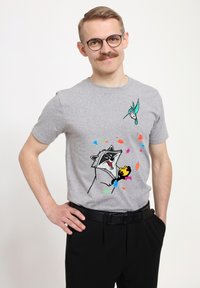 Grijze katoenen t-shirt met kleurrijke cartoonfiguren en bladerenpatronen. Ronde halslijn en korte mouwen met een relaxte pasvorm.