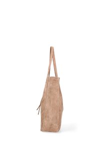 Borsa a tote in suede marrone con una superficie morbida, forma allungata e due manici per spalla. Presenta un design semplice senza hardware o decorazioni visibili.