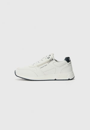 Trainers - white